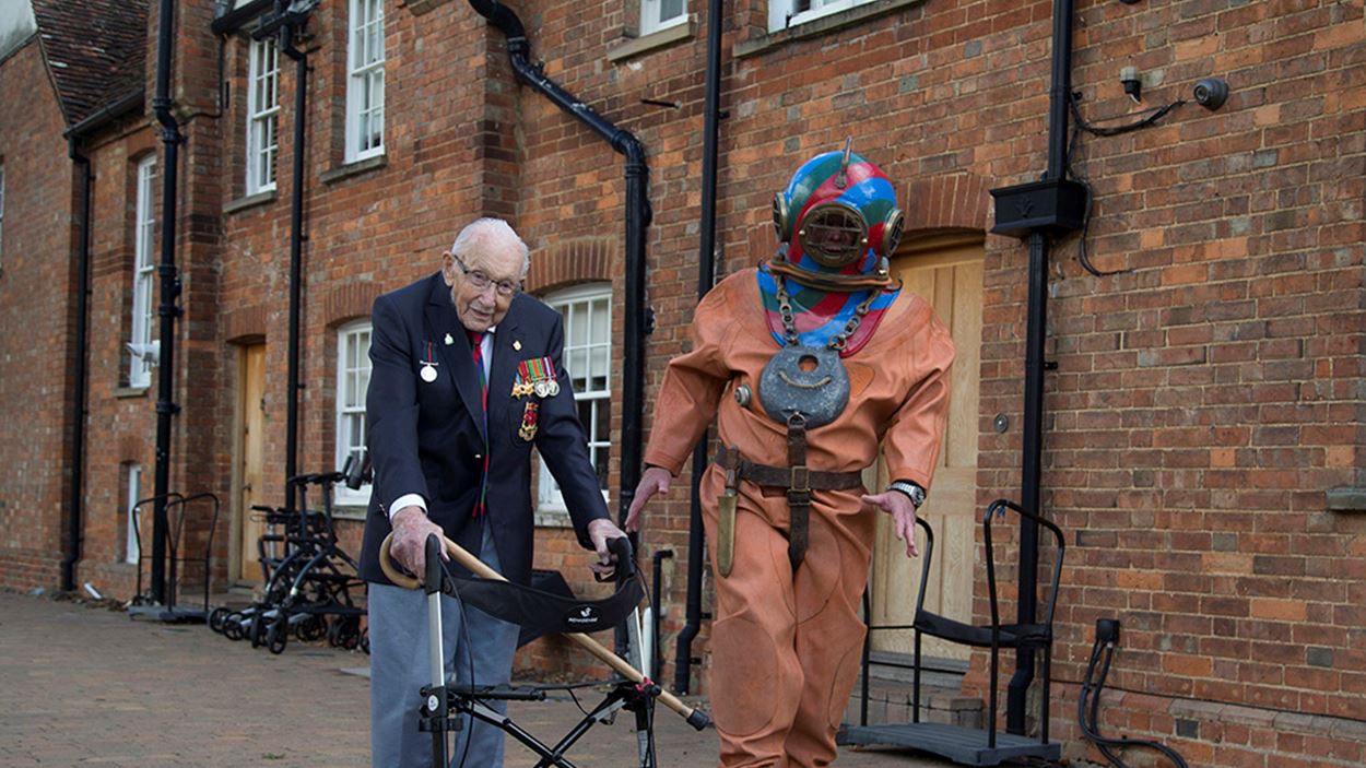 Captain Tom and Lloyd Scott race for the line.jpg (1)