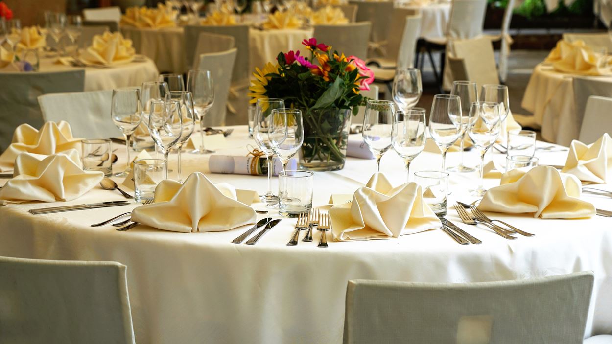 tablecloth-3336687.jpg