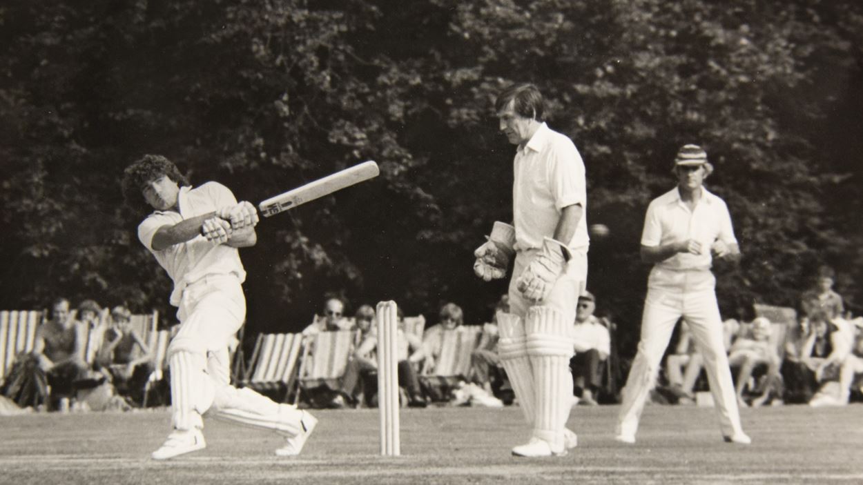 Kevin Keegan on his way to 60 at Arundel Castle in 1981.jpg